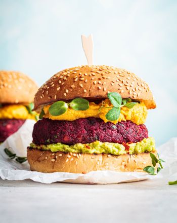 Vegan Burger με παντζάρι, κρέμα γλυκοπατάτας και αβοκάντο