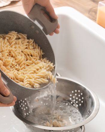 Γιατί δεν πρέπει να ρίχνεις καυτό νερό στο νεροχύτη