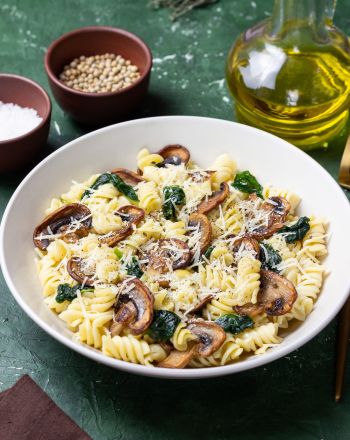 Βίδες με μανιτάρια και baby σπανάκι