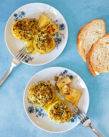 Αγκινάρες γεμιστές στη γάστρα με μάραθο και πατάτες βήμα - βήμα 