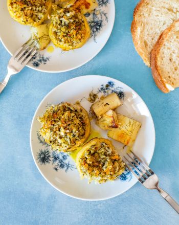 Αγκινάρες γεμιστές στη γάστρα με μάραθο και πατάτες