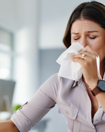 Υποφέρεις από την αλλεργία της άνοιξης; Αυτές οι τροφές θα σε βοηθήσουν