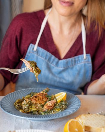 Αρνί φρικασέ με άγρια χόρτα