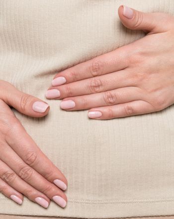 Φούσκωμα: Γαστρεντερολόγος του Χάρβαρντ εξηγεί γιατί χειροτερεύει καθώς μεγαλώνουμε