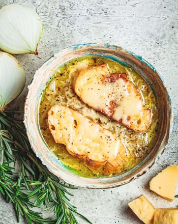 Κρεμμυδόσουπα με τσουρέκι και τυρί