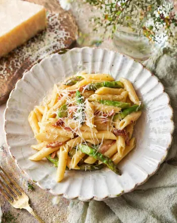 Καρμπονάρα με σπαράγγια: Η συνταγή του Jamie Oliver για καρμπονάρα με twist 