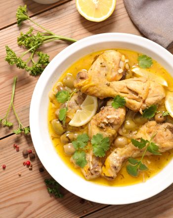 Κοτόπουλο λεμονάτο με πράσινες ελιές και κόλιανδρο