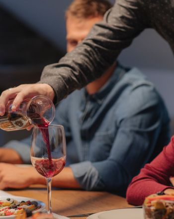 Πώς να επιλέξεις το σωστό κρασί για τραπέζι με πολλούς καλεσμένους