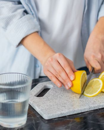 Ξέρεις τι θα γίνει αν αφήσεις μισό λεμόνι στον πάγκο της κουζίνας για όλο το βράδυ;