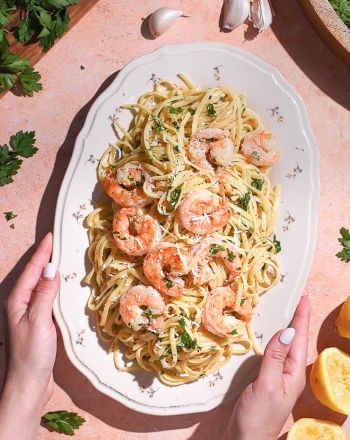 Εύκολα λιγκουίνι με γαρίδες, σκόρδο και λεμονάτη σάλτσα