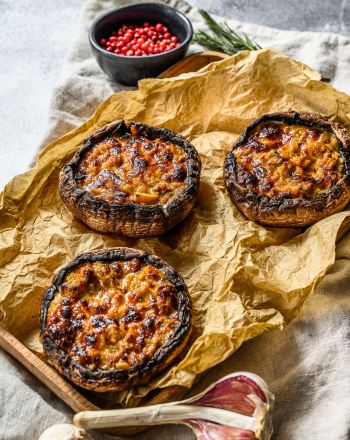 Μανιτάρια γεμιστά με κατίκι