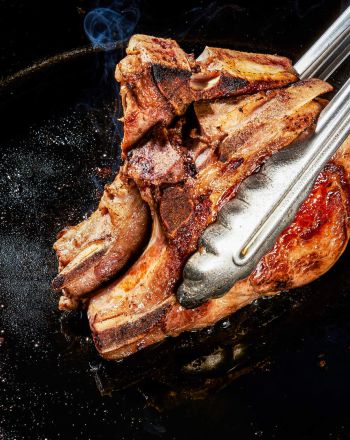 Πώς να μην πιτσιλίσεις την κουζίνα όταν ψήνεις μπριζόλες στο τηγάνι