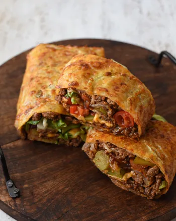 Burger wrap με «τορτίγιες» από κρεμμύδι