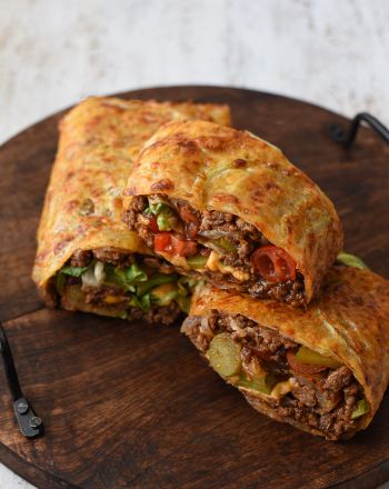 Burger wrap με «τορτίγιες» από κρεμμύδι