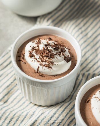 Vegan πουτίγκα σοκολάτας με σαντιγί & τρίμματα σοκολάτας