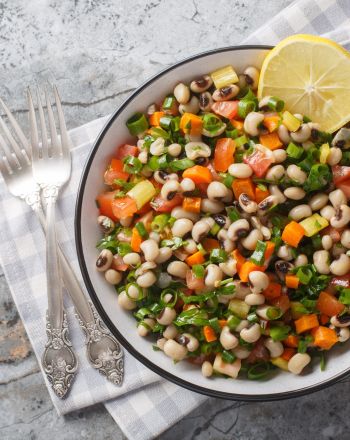 Σαλάτα με μαυρομάτικα και λαχανικά