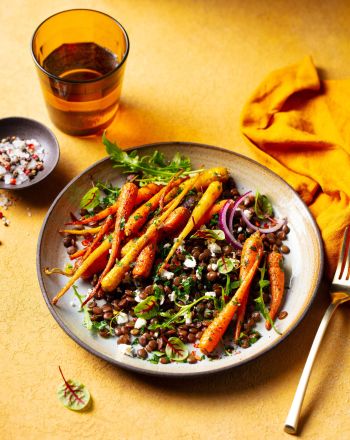 Σαλάτα με φακές, ψητά καρότα και κατσικίσιο τυρί