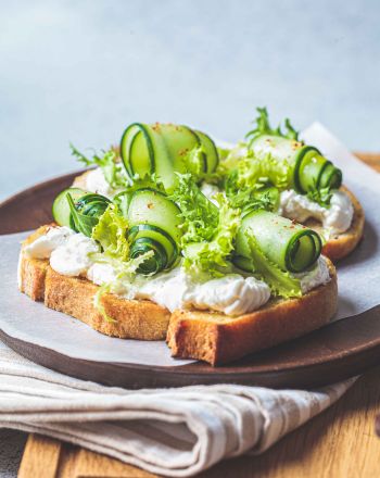 Τοστ με αγγούρι και τυρί