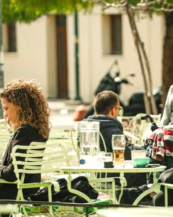 Για καφέ, φαγητό και ποτό στον ήλιο: Τα στέκια που βγάζουν τραπεζάκια έξω 