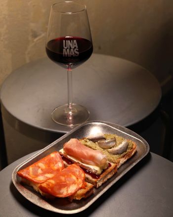 Una Mas: Ένα γοητευτικό, νέο μπαρ στο Κολωνάκι