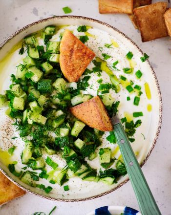 Vegan τζατζίκι με αγγούρι σε κύβους