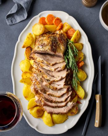 Χοιρινός λαιμός στο φούρνο με πατάτες και καρότα