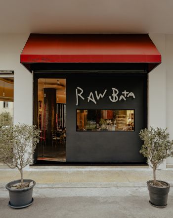 Η καλοκαιρινή πλευρά του Rawbata: Τραπεζάκια έξω στην πλατεία 