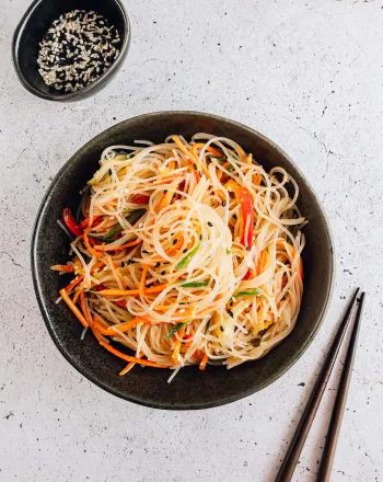 Σαλάτα funchoza με λαχανικά, noodles, σησαμέλαιο και σόγια σως