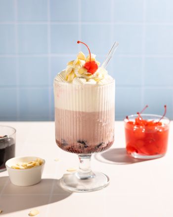 Η συνταγή για ice cream soda με παγωτό, σόδα και γλυκό του κουταλιού κεράσι