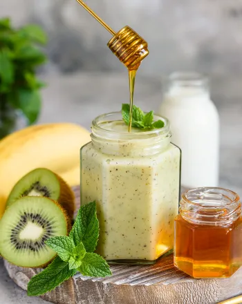 Smoothie με μπανάνα, ακτινίδιο, γάλα αμυγδάλου και μέλι