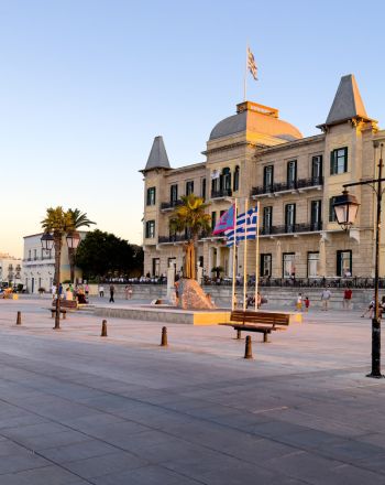 Σπέτσες: Το αρχοντικό νησί με τις πιο όμορφες βόλτες, παραλίες και ταβέρνες
