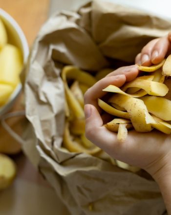 Γιατί αξίζει να ρίξεις φλούδες πατάτας στα κάρβουνα προτού ψήσεις 