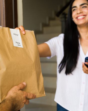 Γιατί η Gen Z παραγγέλνει αντί να μαγειρεύει; Η απάντηση ίσως βρίσκεται στο σχολείο