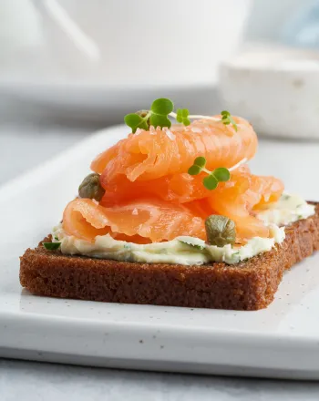 Smørrebrød με σολομό