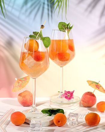 Almond Spritz με λικέρ πικραμύγδαλο και φρέσκα βερίκοκα