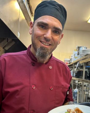 Γίνεται να ταΐσεις μια οικογένεια με 5 ευρώ; Αυτός ο σεφ λέει ναι!