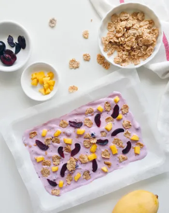 Frozen yogurt bark με κεράσια και μάνγκο