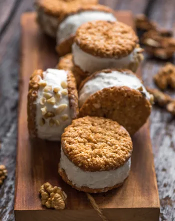 Frozen Yogurt Sandwich με σπιτικά μπισκότα βρώμης 