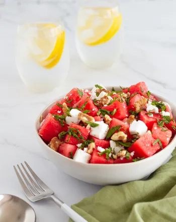 Σαλάτα με καρπούζι, φέτα, καρύδια και μέντα