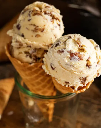 Toasted ice cream: Η νέα τάση που ψήνει τα υλικά πριν τα κάνει παγωτό