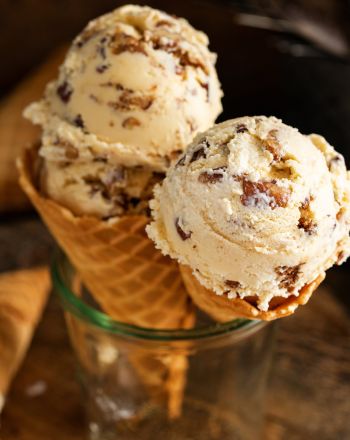 Toasted ice cream: Η νέα τάση που ψήνει τα υλικά πριν τα κάνει παγωτό