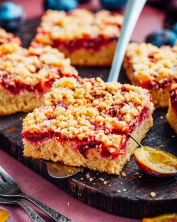 Κέικ με βανίλιες, ούζο και επικάλυψη crumble