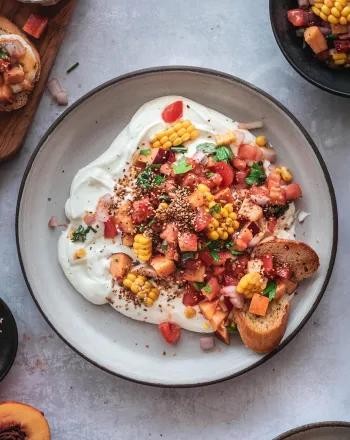 Salsa με νεκταρίνια και καλαμπόκι σε μους φέτας