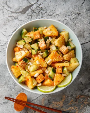 Vegan σαλάτα με τόφου και ανανά