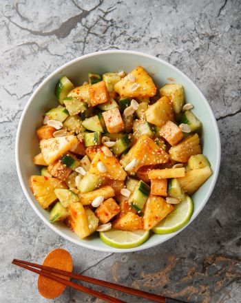 Vegan σαλάτα με τόφου και ανανά