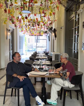 Το By The Glass γυρίζει σελίδα με τον Απόστολο Τραστέλη στην κουζίνα