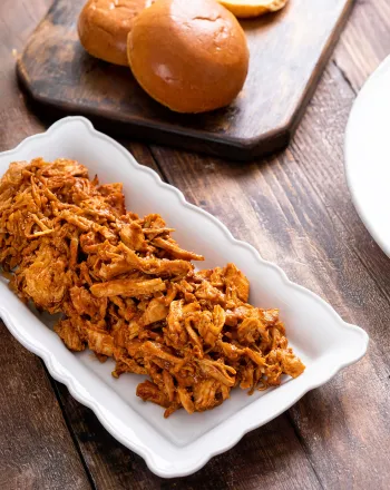 Burger με pulled chicken και σάλτσα BBQ 