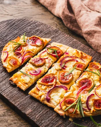 Tarte flampe με σύκα, κατσικίσιο τυρί και κρεμμύδι