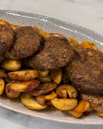 Ζουμερά γεμιστά μπιφτέκια με πατάτες του Σταύρου Βαρθαλίτη