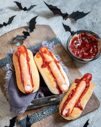 Τρομακτικά Halloween hot dogs με σπιτικό ψωμάκι 